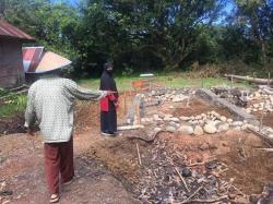 Mengharukan, Warga Ramai-Ramai Bangun Rumah Layak Huni untuk Buruh Lepas di Padang<