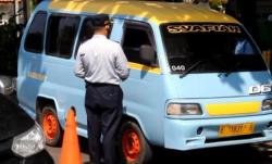 New Normal, Dishub Cirebon Semprot Disinfektan ke Angkot