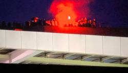 Oknum Suporter Porto Nekat Panjat Atap Stadion Demi Saksikan Pertandingan