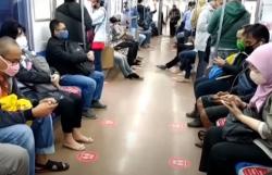 Video KRL Dipasang Stiker Physical Distancing di Lantai Kereta