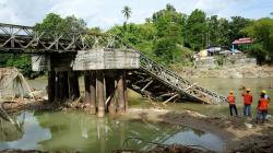 Jembatan Penghubung 2 Kecamatan di Bone Bolango Ambruk Diterjang Banjir Bandang