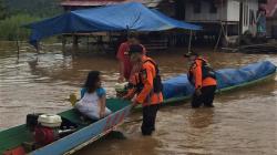 Basarnas Evakuasi Warga yang Terdampak Banjir di Konawe Utara