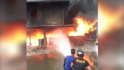 Video Rumah Tempat Menimbun Minyak Terbakar di Ogan Ilir Sumsel