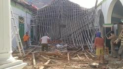 Atap Masjid Asy Syafii Berusia 100 Tahun di Cirebon Ambruk