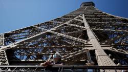 Menara Eiffel Kembali Dibuka, Wisatawan Wajib Patuhi Protokol Kesehatan