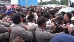Massa Sweeping Kendaraan Angkut TKA China di Bandara Haluoleo Kendari