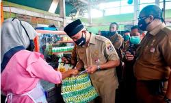 Kendalikan Limbah Sampah Plastik, Wali Kota Padang Bagikan Keranjang Daur Ulang 