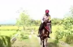 Video Anggota Bhabinkamtibmas di Madiun Pilih Tunggangi Kuda saat Bertugas