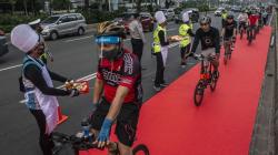 Komunitas Bike to Work Indonesia Bagikan Makan dan Minum Gratis untuk Pesepeda
