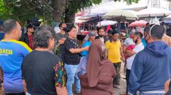 Petugas PD Pasar Manado Tertibkan Pedagang Berjualan di Badan Jalan 