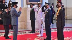 Momen 4 Perwira TNI-Polri Peraih Adhi Makayasa Dilantik Presiden Jokowi