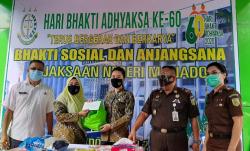 Hari Bhakti Adhyaksa Ke-60, Kejari Manado Bagi Sembako ke Panti Asuhan dan Petugas Kebersihan