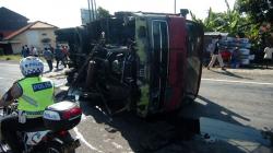 Bus Pengangkut Kasur Terguling di Jalur Pantura, Diduga akibat Kemudi Rusak