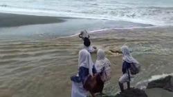 Demi Pendidikan, Siswa di Seram Bagian Timur Nekat Terjang Banjir