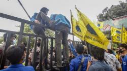 Tuntut Transparansi Dana Covid-19, Mahasiswa Panjat Pagar Kantor Dinkes Bogor