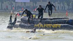 Keseruan Lomba Renang Rintangan Prajurit Brigade Infanteri 2 Marinir