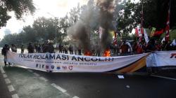 Tolak Reklamasi Ancol, Mahasiswa Bakar Ban di Depan Balai Kota