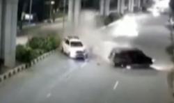 Video CCTV Rekam Tabrakan Hebat 2 Minibus di Palembang