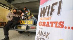 Siswa Belajar di Kantor Polisi, Manfaatkan Internet Gratis