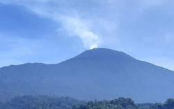 Gunung Slamet Masih Berstatus Waspada, Pendakian Belum Diizinkan