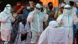 Tenaga Medis dan Pasien Positif Covid-19 Salat Idul Adha Berjemaah di Surabaya