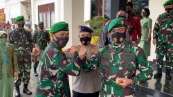 Kekompakan TNI-Polri di Maluku Terlihat saat Acara Tradisi Pelepasan Pangdam Pattimura