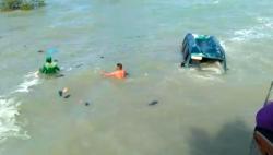 Hindari Truk, Suzuki Carry Sarat Penumpang Terjun ke Laut di Sampang