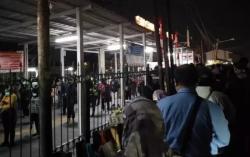 Antrean Panjang Penumpang KRL Terjadi di Stasiun Bojonggede Senin Pagi