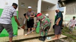 Kapolda Maluku Pimpin Kerja Bakti Masjid dan Bagikan Paket Kebutuhan Pokok
