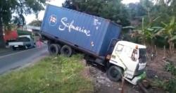 Ngeri, Truk Kontainer Tabrak 3 Mobil di Sidrap akibat Gagal Menanjak