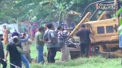 Video Ratusan Orang Tolak Eksekusi Lahan di Tangerang
