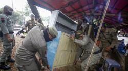 Satpol PP Bongkar Lapak PKL di Pedestrian Jalan Alternatif Sentul