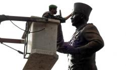 Sambut HUT RI, Prajurit TNI Bersihkan Patung Pahlawan Nasional