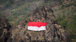 Tim SAR Kibarkan Bendera Merah Putih Raksasa di Bukit Gunung Sepikul Sukoharjo