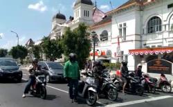 Berhenti saat Detik Proklamasi, Pemotor di Titik Nol Yogyakarta Langsung Berdiri Tegap<