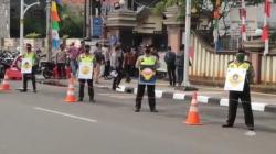 Gelar Razia Masker, Polres Jaktim Hukum Push Up bagi Anggota yang Melanggar