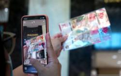 Ada Baju Adat Makuta, Warga Gorontalo Antusias Tukarkan Uang Baru Rp75.000