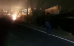 Video Bentrokan 2 Kelompok Warga di Makassar, Polisi Ikut Diserang