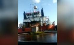 Video Kapal Tanker BBM Tabrak Jamban dan 2 Perahu Warga di Kotawaringin Timur Kalteng