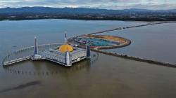 Penampakan dari Udara Masjid Al Alam, Berdiri di Tengah Teluk Kendari