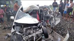 Minibus Hancur Berantakan Tabrak Truk Tronton di Serdangbedagai, Pengemudi Tewas