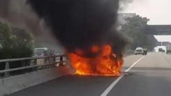 Mobil Terbakar di Tol Dalam Kota Kilometer 1.200 , Lalu Lintas Sempat Tersendat