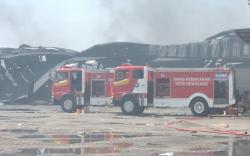 Proses Pendinginan, Asap Hitam Masih Mengepul di Gudang Polytron Demak