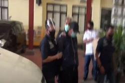 Video Polisi Tangkap Sindikat Peracik Tembakau Gorila Cair di Bekasi