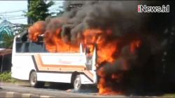 Detik-Detik Bus Karyawan Pabrik Terbakar di Jalur Pantura Kendal