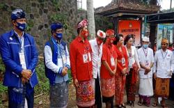Pasangan Sedana – Diar Gelar Sembahyang Bersama Sebelum Mendaftar ke KPU Bangli<