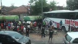 Bus Tentrem Tabrak Truk dan Minibus di Singosari, 1 Tewas 4 Luka-luka