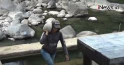Demi Cari Nafkah, Janda 3 Anak di Padang Jadi Tukang Batu