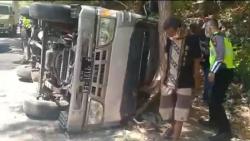 Mikrobus Terguling di Situbondo, Diduga akibat Sopir Ugal-Ugalan