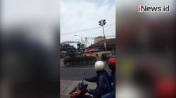 Detik-Detik Tank Tempur Tabrak Gerobak dan 4 Motor di Cipatat Bandung